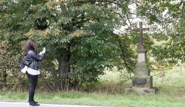 Kamenný kříž bez majitele si osvojilo město. Kvůli stavbě dálnice ho přesunulo na jiné místo