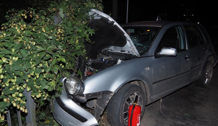 Opilý mladík havaroval do zábradlí mostu