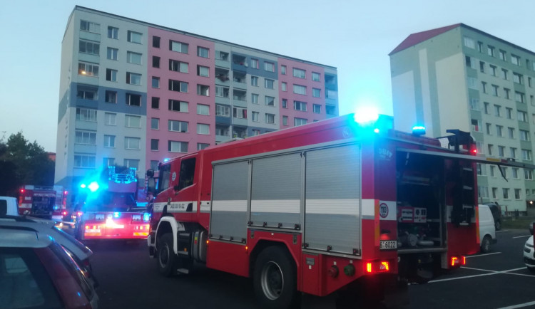 FOTO: Hasiči zachránili dítě a další dvě osoby z hořícího bytu