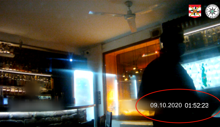 VIDEO: Popíjející lidé a hlasitá hudba. Policisté narazili v Brně ve dvě ráno na otevřený bar