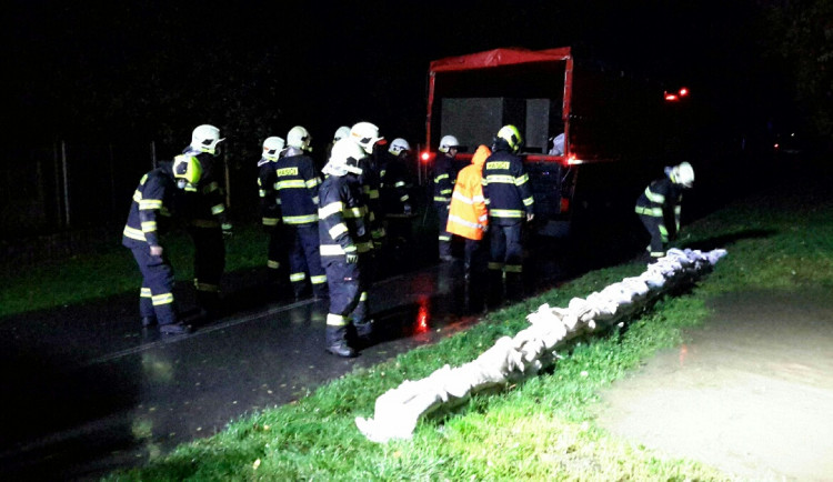 Noční déšť způsobil rozvodnění řek v kraji, některé z nich dosahují nejvyššího stupně povodňové aktivity