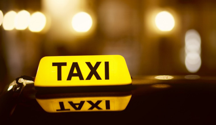 Opatření kvůli koronaviru drtí taxislužby. Taxikáři nemají koho vozit a hledají si vedlejší práci