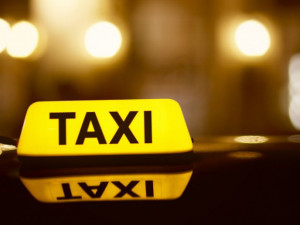 Opatření kvůli koronaviru drtí taxislužby. Taxikáři nemají koho vozit a hledají si vedlejší práci