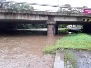 Myší díra se pravděpodobně uzavře, voda Bystřice už dosahuje k silnici.