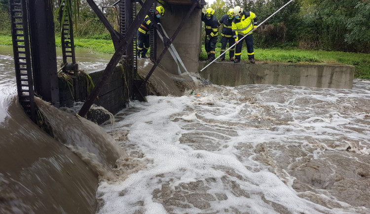 Hasiči se od úterního večera prakticky nezastavili.