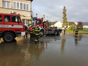 FOTO: Riziko povodní přetrvává. U Přerova voda zaplavila pět ulic, podjezd i domy