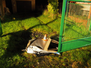 FOTO: Dvacetiletý podnapilý řidič naboural do kovového zábradlí. Poničil dopravní značení a zaparkovaný vůz