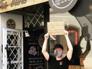 The buns zve své zákazníky do otevřeného okénka.