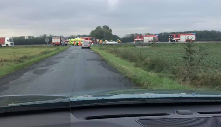 U Chomoutovského jezera se ve čtvrtek ráno srazila dvě auta. Doprava musela být odkláněna přes Horku