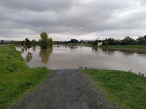 V Olomouckém kraji stále platí dva druhé povodňové stupně. Morava stoupá už jen mírně
