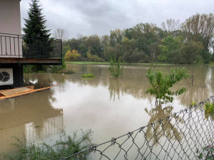 V Olomouckém kraji stále platí dva druhé povodňové stupně. Morava stoupá už jen mírně