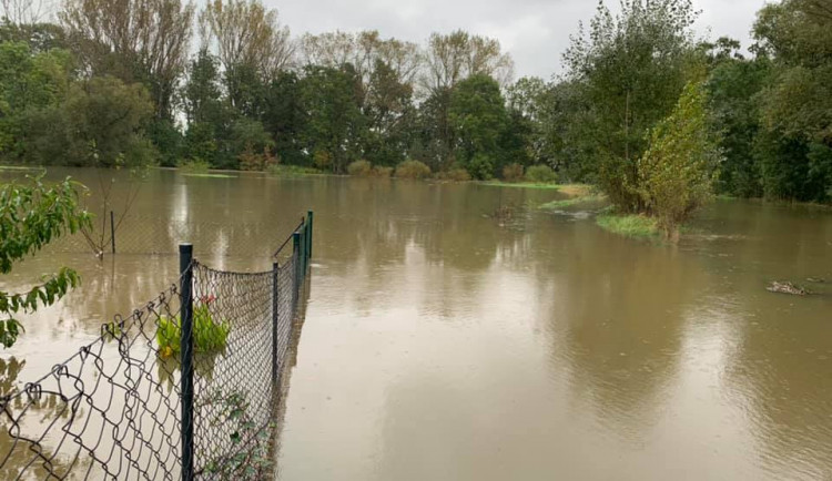 V Olomouckém kraji stále platí dva druhé povodňové stupně. Morava stoupá už jen mírně