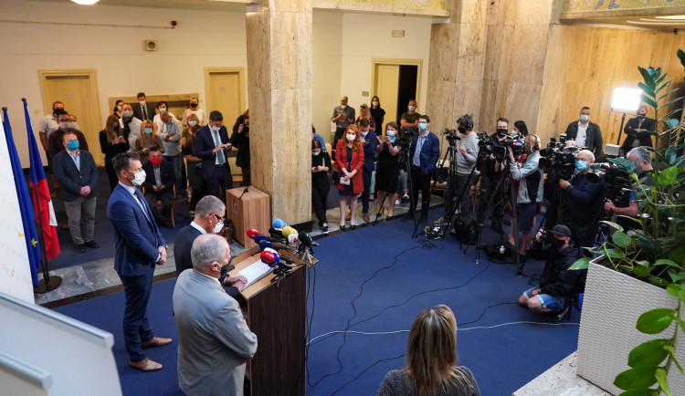 Vláda schválila podporu živnostníkům i podnikatelům