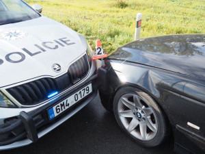 Silně opilý řidič BMW kličkoval po silnici. Zastavit se mu podařilo až o nárazník policejního auta