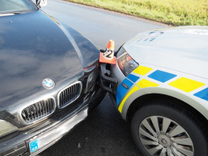 Silně opilý řidič BMW kličkoval po silnici. Zastavit se mu podařilo až o nárazník policejního auta