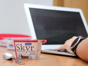 Islandská tradice v českých domovech. SKYR Bohušovické mlékárny zasytí, potěší a osladí vám den. A venku má novou zimní edici!