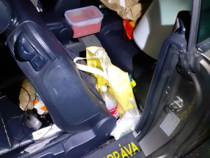 Olomoučtí celníci zadrželi při běžné kontrole muže převážejícího tisíce tablet a chemikálie k výrobě drog