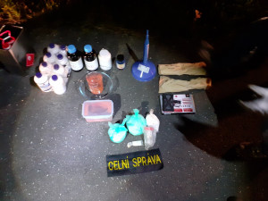 Olomoučtí celníci zadrželi při běžné kontrole muže převážejícího tisíce tablet a chemikálie k výrobě drog