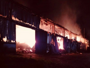 FOTO: V Mikulovicích hoří hala s uskladněným senem. Škoda jde do milionů