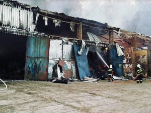 FOTO: V Mikulovicích hoří hala s uskladněným senem. Škoda jde do milionů
