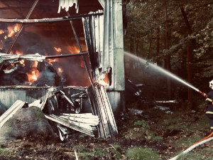 FOTO: V Mikulovicích hoří hala s uskladněným senem. Škoda jde do milionů