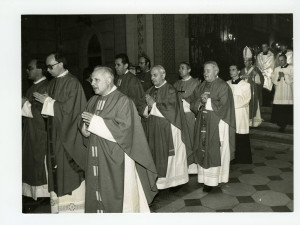 Hlavním celebrantem této bohoslužby byl olomoucký arcibiskup Mons. František Vaňák, obnovitel fakulty a jejího života