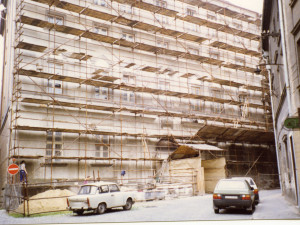 Rok 1992 znamenal důkladné obnovy fakultní budovy a její fasády.