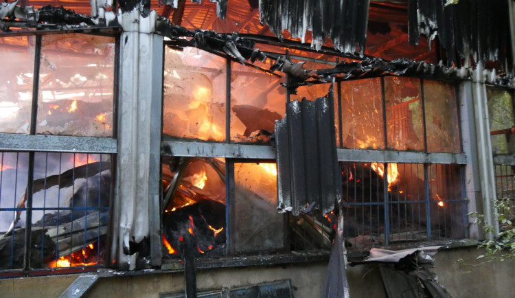 VIDEO: Požár haly v Mikulovicích? Škoda až 18 milionů. Vyšetřovat ho budou specialisté