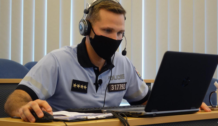 VIDEO: S trasováním pomáhají i olomoučtí policisté. Chraňte sebe i své blízké, vzkazují