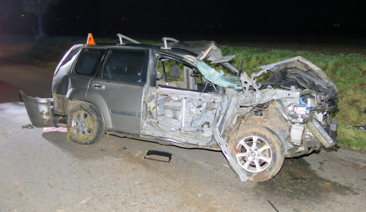 Po srážce s traktorem se auto dostalo do smyku a přetočilo se na střechu. Foto z místa nehody.