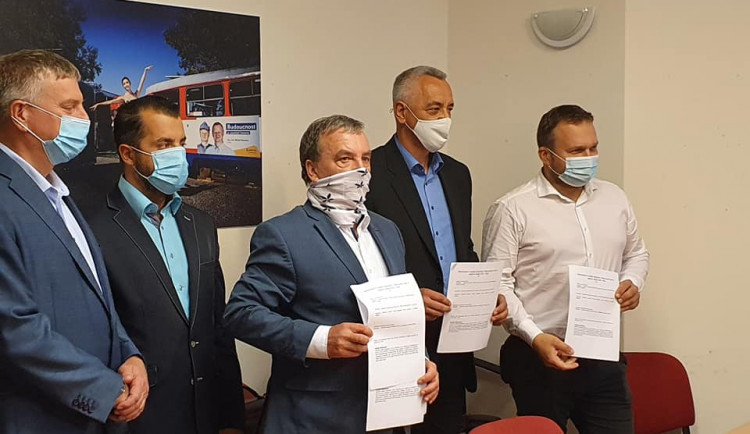 Koalice při podpisu memoranda 12. října 2020.