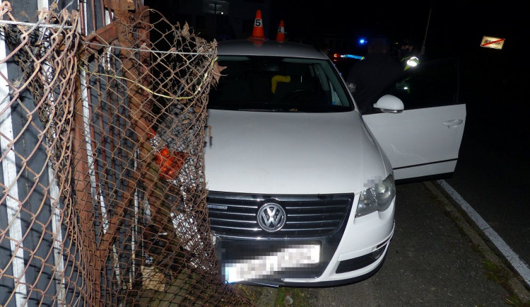 FOTO: Žákyně autoškoly řídila bez instruktora a způsobila nehodu. Byla opilá