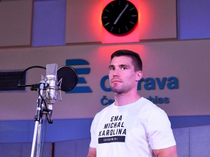 VIDEO: Hokejista Olesz zpíval v charitativní písničce! Nedávno navíc přispěl na vozík Bedříškovi