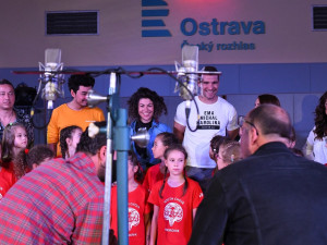 VIDEO: Hokejista Olesz zpíval v charitativní písničce! Nedávno navíc přispěl na vozík Bedříškovi