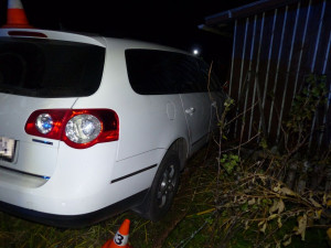 FOTO: Žákyně autoškoly řídila bez instruktora a způsobila nehodu. Byla opilá