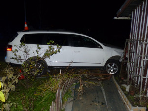 FOTO: Žákyně autoškoly řídila bez instruktora a způsobila nehodu. Byla opilá