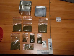 FOTO: Policisté opět našli pervitin a marihuanu u stejného muže. Zatím je na svobodě