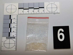 FOTO: Policisté opět našli pervitin a marihuanu u stejného muže. Zatím je na svobodě