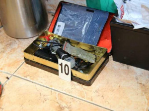 FOTO: Policisté opět našli pervitin a marihuanu u stejného muže. Zatím je na svobodě