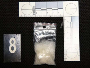 FOTO: Policisté opět našli pervitin a marihuanu u stejného muže. Zatím je na svobodě