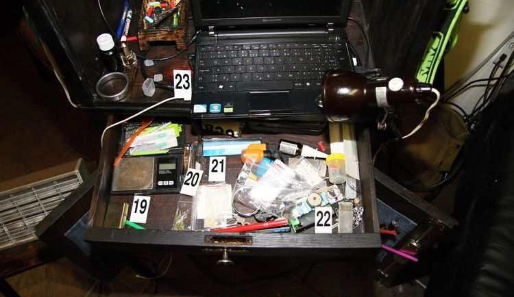 FOTO: Policisté opět našli pervitin a marihuanu u stejného muže. Zatím je na svobodě