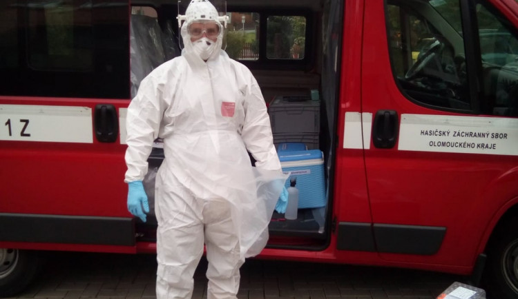 Odběrová místa v Olomouckém kraji nově posiluje i tým hasičů