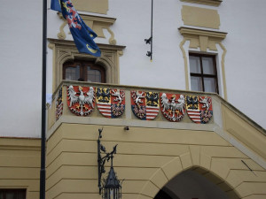 FOTO: Opravu olomoucké radnice dovršilo slavnostní odhalení erbů