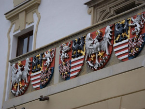 FOTO: Opravu olomoucké radnice dovršilo slavnostní odhalení erbů