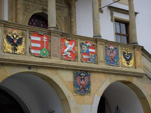 FOTO: Opravu olomoucké radnice dovršilo slavnostní odhalení erbů