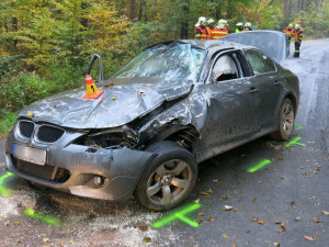 FOTO: Řidič pod vlivem drog nezvládl řízení a zdemoloval své BMW