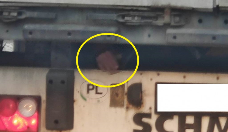 Cizince odhalila vyčuhující ruka jednoho z nich.