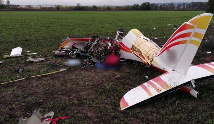 FOTO: Na Prostějovsku se zřítil ultralight, jeho pilot na místě zemřel