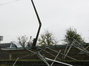 Z nákladního auta se uvolnilo lešení. Trubky poškodily i dva rodinné domy