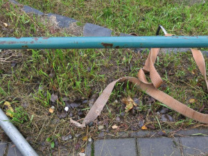 Z nákladního auta se uvolnilo lešení. Trubky poškodily i dva rodinné domy